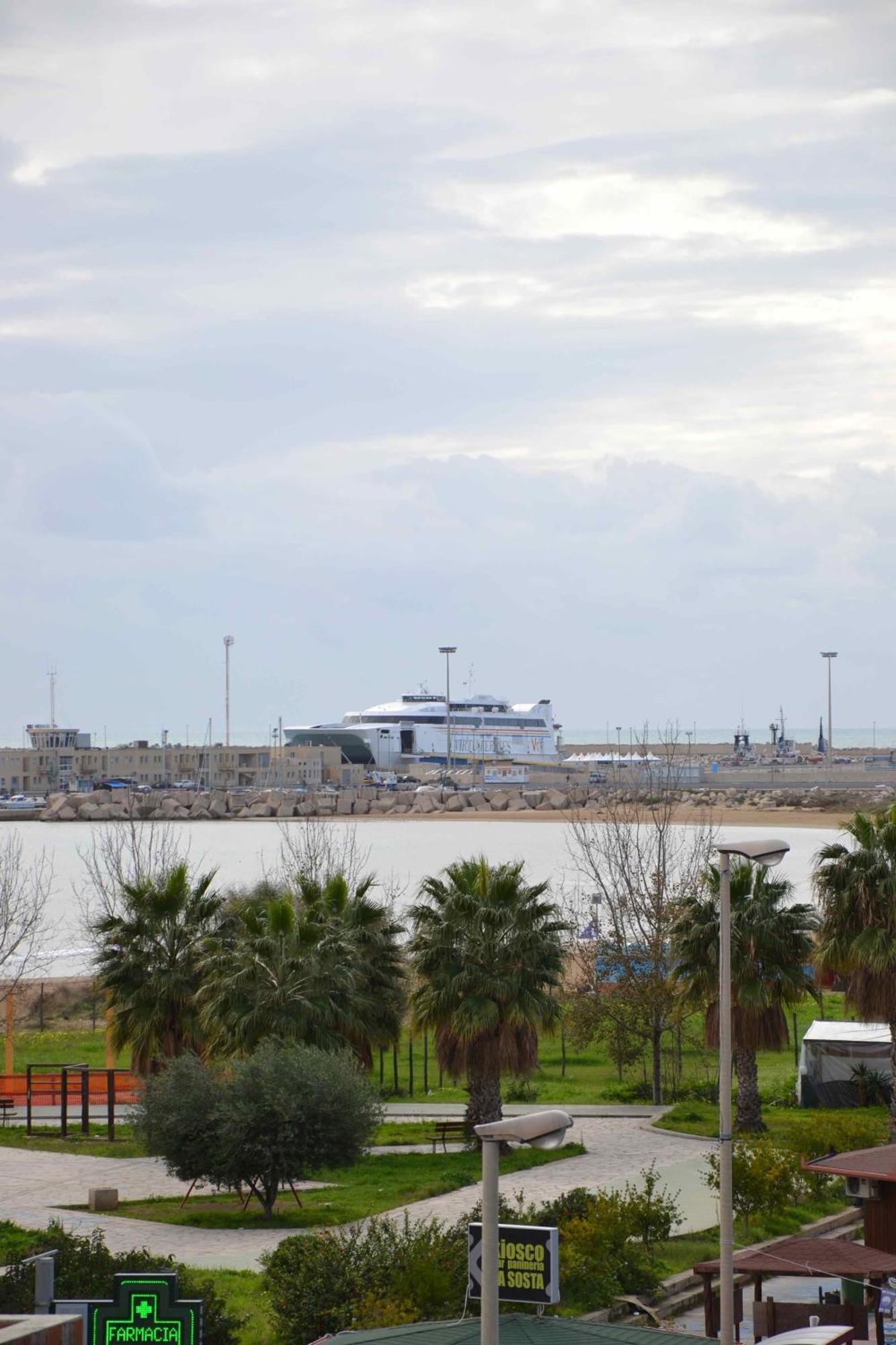 Megaron Hotel بوزالو المظهر الخارجي الصورة